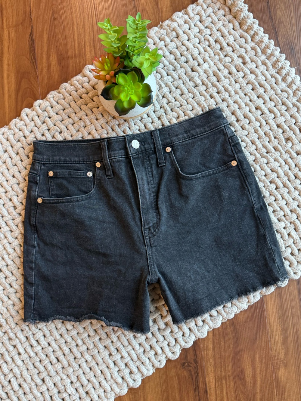 Madewell | Women's High-Rise Lunar Black Denim Cutoff Shorts | Black | 27